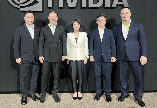 석상옥 네이버랩스 대표, 압델마지드 아라쿠이 후사이니 TAQA 모로코 CEO, 채선주 네이버 전략사업대표, 김유원 네이버클라우드 대표, 칼리드 아랍 로이드그룹 창업자(왼쪽부터)가 GTC Paris 행사에 참석해 모로코 AI 데이터센터 구축을 위한 협력을 논의했다. 사진=네이버
