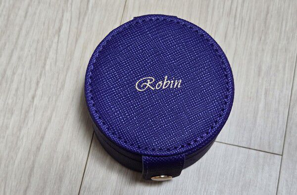 - 똑딱이로 열고 닫을 수 있는 구조