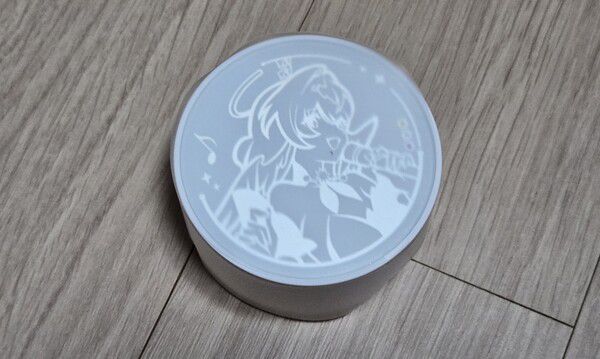 - 기스 방지를 위해 윗면과 측면 모두 봉인지가 씌워져 있다