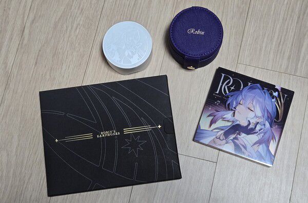 - 박스 안에 이어캡과 C타입 케이블이 모두 담겨 있다