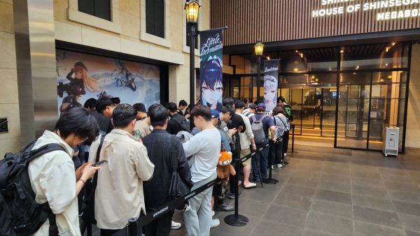 - 불쾌 지수가 폭발하는 날씨에도 팝업스토어를 방문한 지휘관들