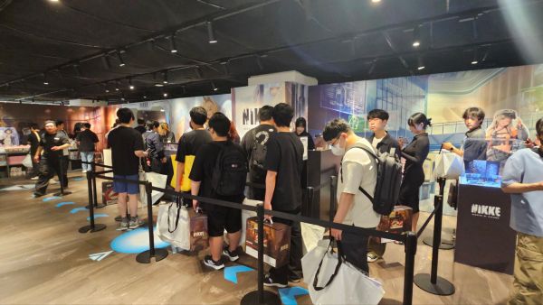 - 레드 후드 LP 플레이어를 손에 꼭 쥔 지휘관들