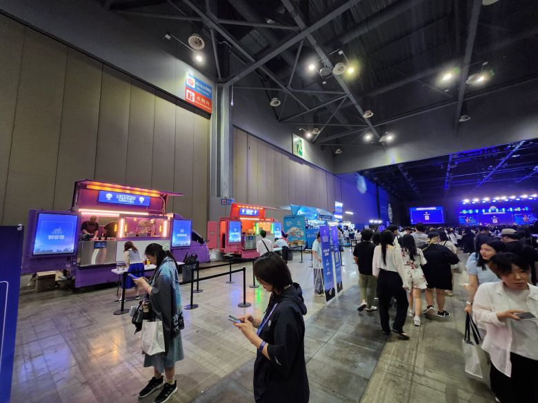 - 맛있는 푸드트럭도 준비돼 있다