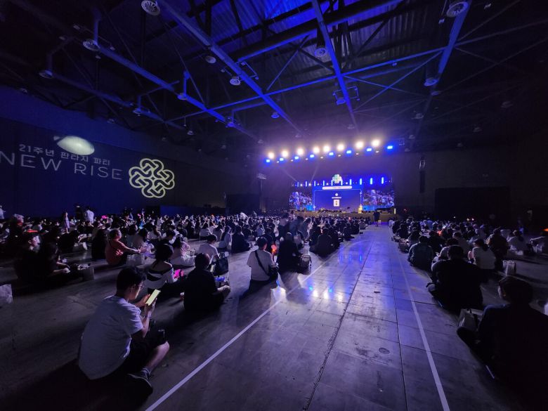 - 무대 스테이지를 가득 메운 밀레시안들