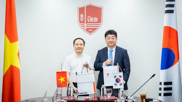 진성식 한컴 최고수익책임자(오른쪽)와 르 쭝 타잉(Le Trung Thanh) 국립경제대학교 총장. 사진=한글과컴퓨터