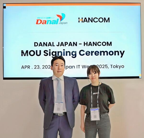 한컴 김연수 대표(오른쪽)와 다날재팬 오오무라 리이치 대표가 기념 사진을 촬영하고 있다. 사진=한글과컴퓨터