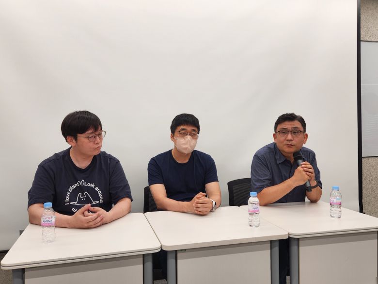 - 인터뷰 중인 개발진의 모습