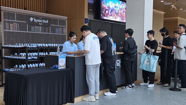 - 입장 전 예매 내역과 신분증 확인은 필수