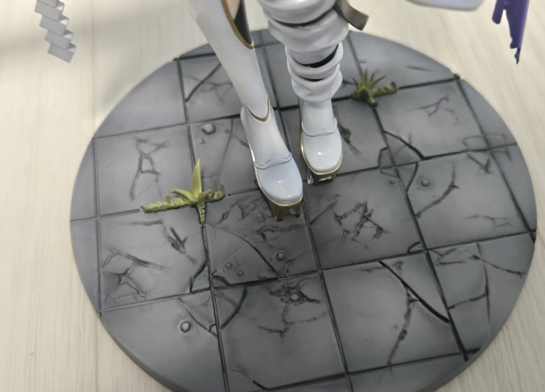 - 20만 원대 피규어에 걸맞게 지지대 바닥도 디테일을 넣었다