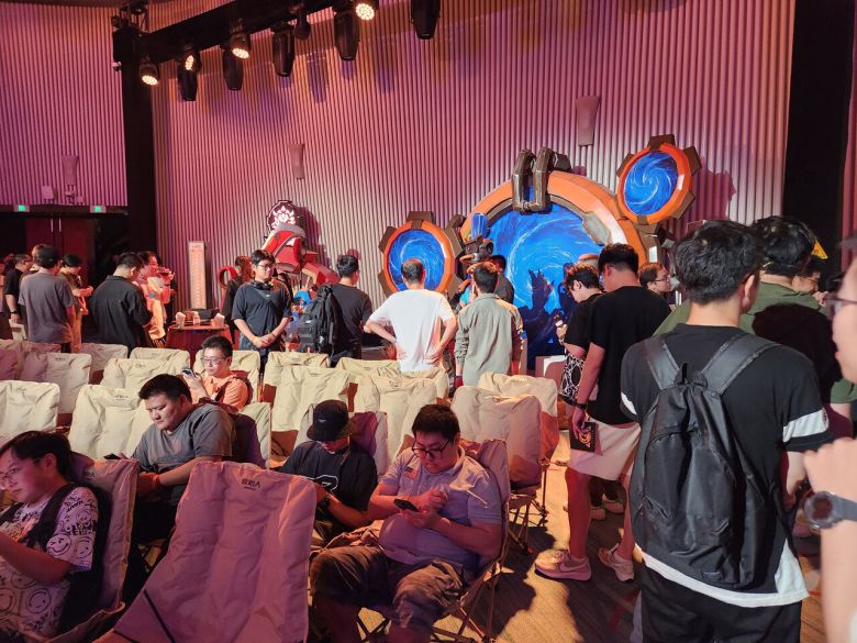 - 각종 이벤트를 즐기며 행사를 만끽 중인 유저들