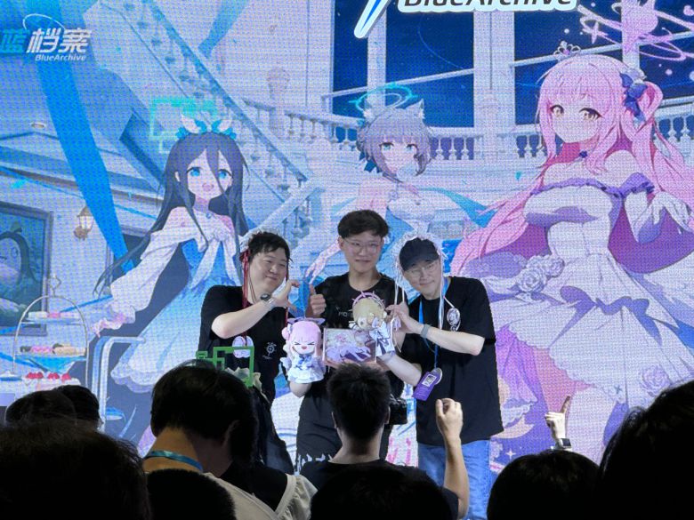 - 블루아카이브 부스를 방문한 우리의 용하형