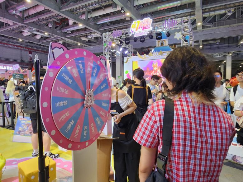 - 옆에서는 룰렛 이벤트를 하고 있습니다