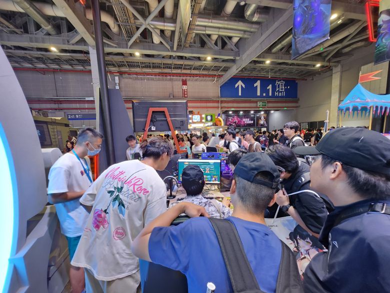 - 도타2 유저들이 모여 통계를 열심히 보고 있다