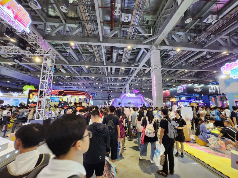 - 어느 관을 가던 사람들로 가득 차 있다