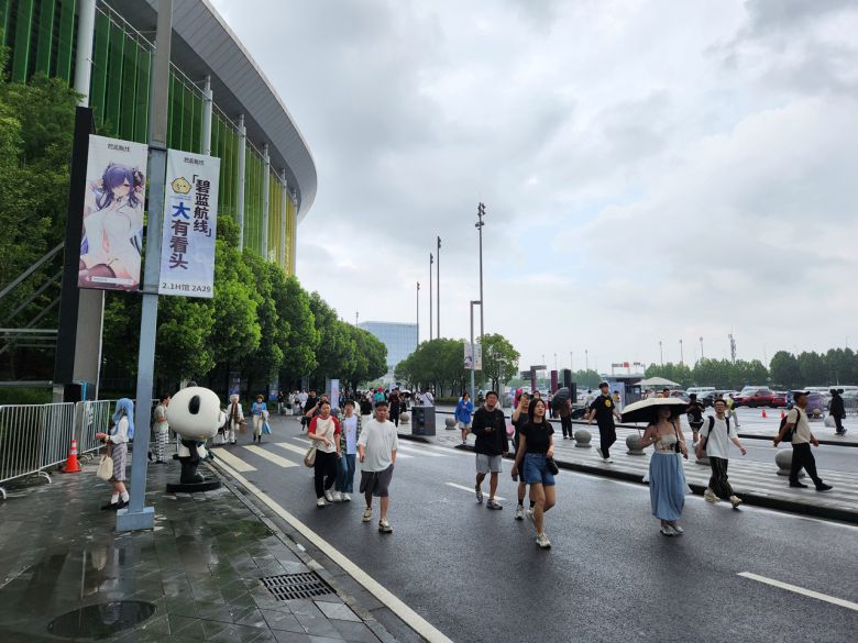 - 이른 아침부터 몰려드는 관람객들