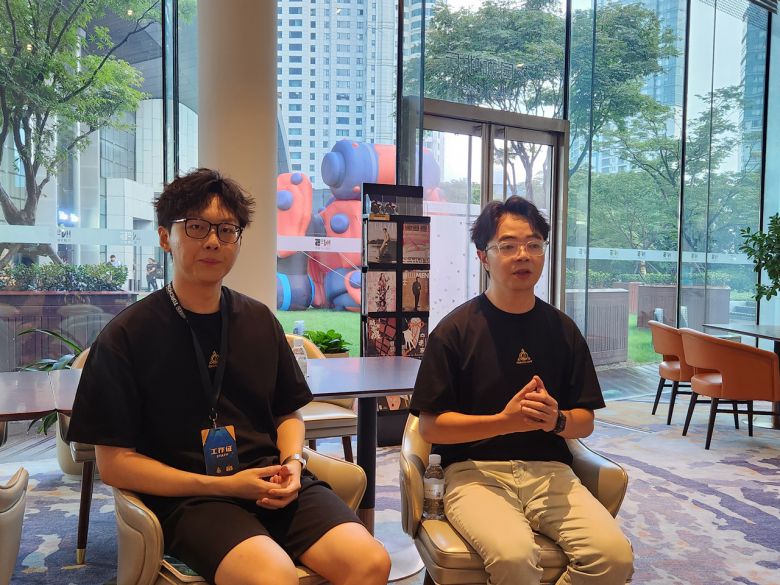 - 이안 글로벌 운영 총괄(좌), 류헝 개발 디렉터
