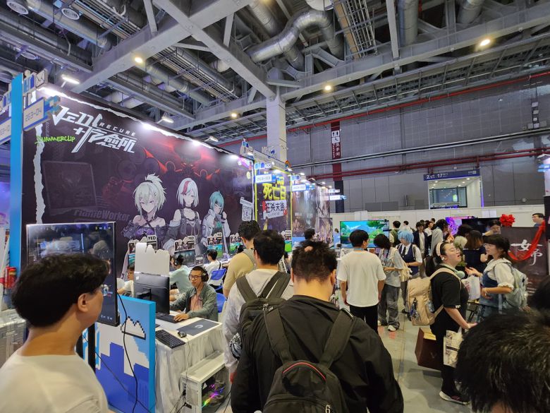 - 게임을 체험하기 위해 기다리는 관람객들의 모습