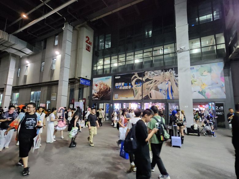 - 컨벤션 센터 내부는 정말 넓다