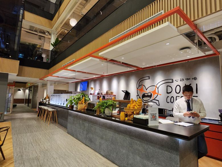 - 다양한 메뉴를 판매 중인 사내 카페