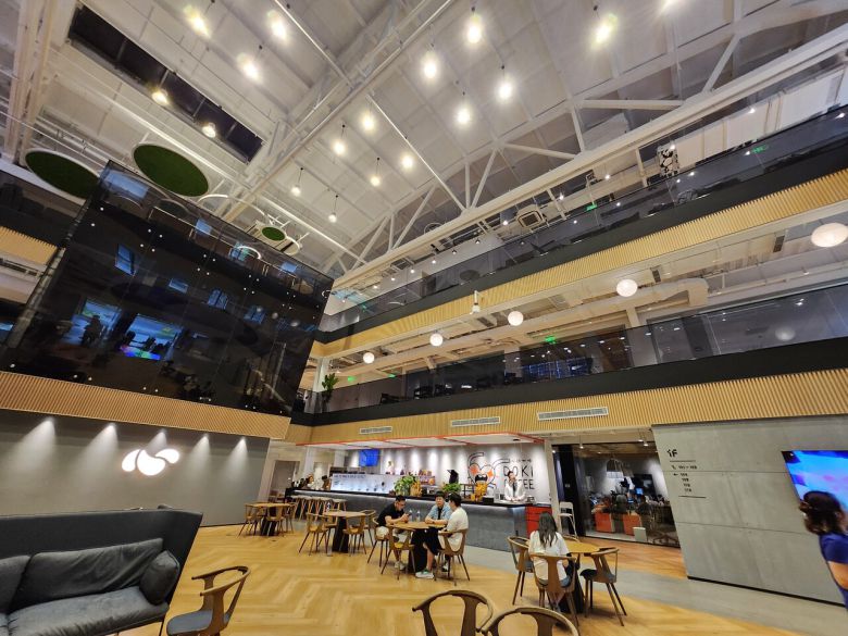 - 가운데 홀을 중심으로 부서가 나뉘어 있다