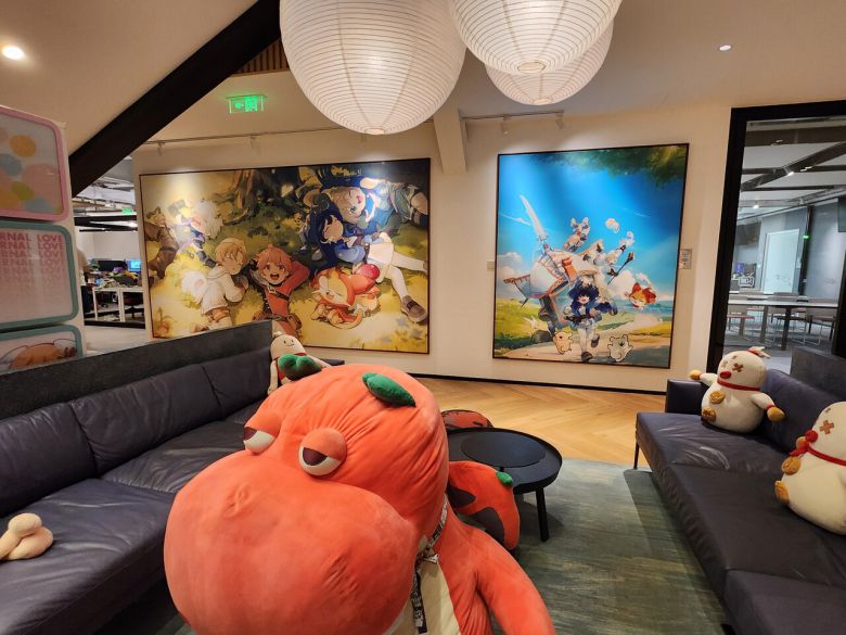 - 서비스 중인 게임으로 꾸며진 휴게 공간