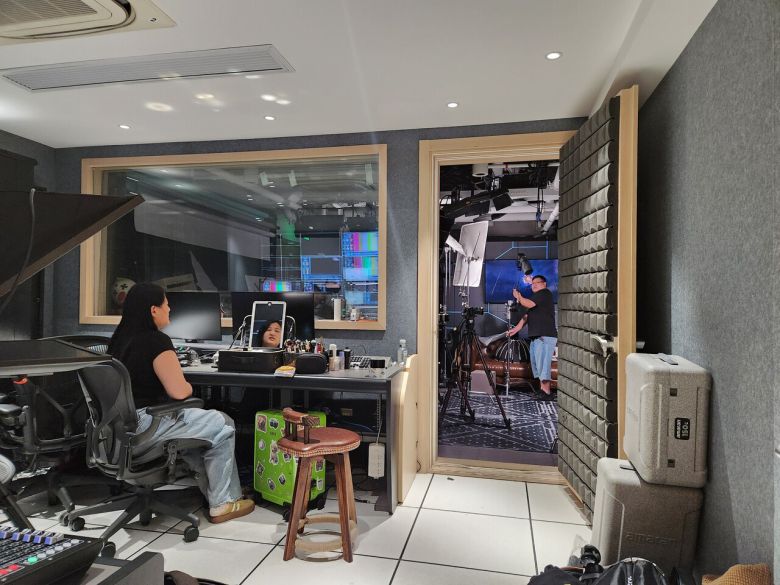 - 방송 스튜디오도 존재한다