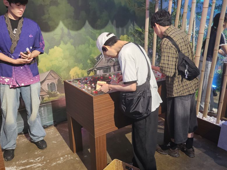 - 뜰채로 버섯을 건져내는  티모의 온천 청소