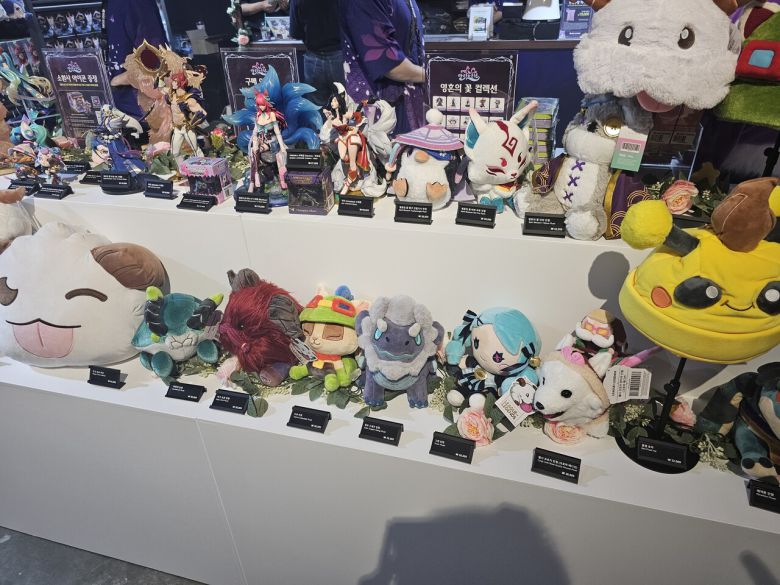 - 다양한 굿즈를 판매하고 있다