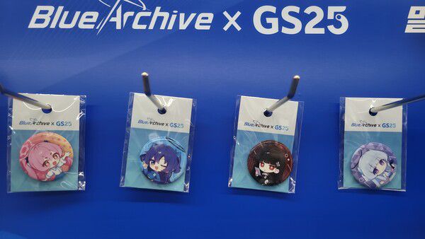 - 가방을 꾸밀 수 있는 새로운 핀뱃지들