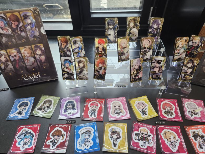 - 굿즈 스토어 내부에 존재하는 다양한 물품들