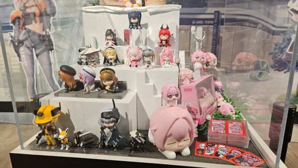 - 다양한 굿즈로도 출시돼 팬층을 중심으로 인기를 끌고 있다