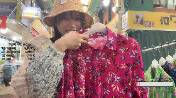 - 여행 중 유저 의견을 듣고 시장에서 옷을 구매하는 스트리머 ‘은유화’