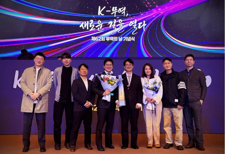 공준식 슈퍼센트 대표(왼쪽에서 다섯 번째)와 임직원들이 트로피를 들고 기념촬영을 하고 있다. 사진=슈퍼센트