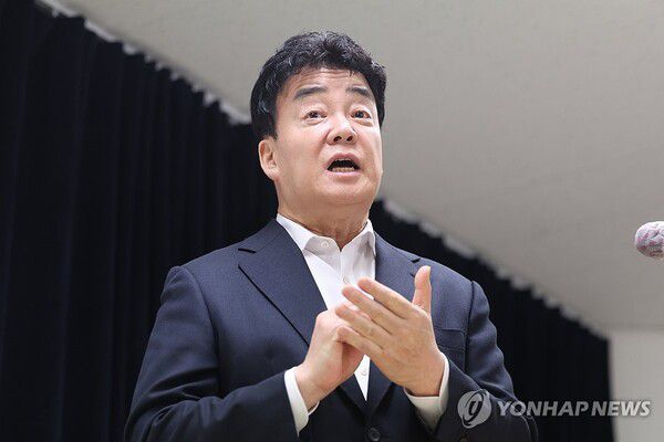 백종원 더본코리아 대표가 지난 3월 28일 서울 서초구 스페이스쉐어 강남역센터에서 열린 첫 정기 주주총회를 마친 뒤 언론 앞에서 입장 표명 및 질의 응답 시간을 갖고 있다. [사진=연합뉴스]