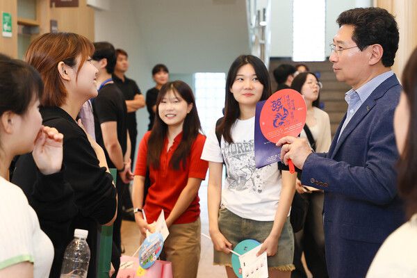 이상일 용인시장이 작년 7월 제1회 대한민국 대학연극제 서경대 출품작 '다만 낭만'을 관람하고 의견을 나누고 있다. [사진=용인특례시]