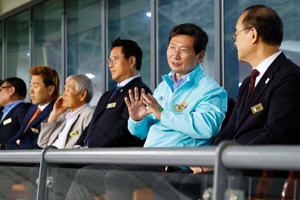 이상일 용인특례시장이 지난 5일 용인미르스타디움에서 열린 대한민국 남자축구 국가대표 U-22팀과 호주 U-22팀의 평가전 경기에서 대한축구협회 관계자들과 이야기하고 있다. [사진=용인특례시]