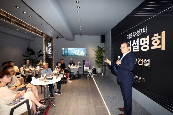 8일 대우건설 개포우성7차 ‘써밋 프라니티’ 홍보관을 깜짝 방문한 김보현 사장이 인사말 하고 있다. [사진=대우건설]