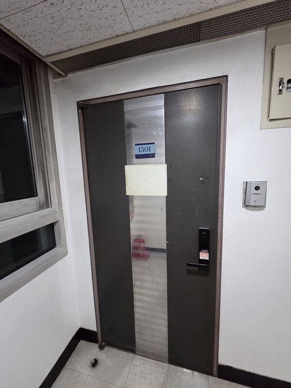 서울 서초구 소재 오피스텔에 위치한 세무법인 선택 본점 사무실 앞. 오피스텔 최상층(15층)에 위치한 사무실 앞에는 세무법인 선택을 표시하는 아무런 간판이 걸려 있지 않았다. [사진=필드뉴스]