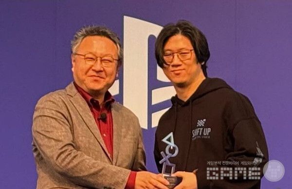 김형태 스텔라 블레이드 총괄 디렉터(우측)가 플레이스테이션 파트너 어워드 시상식에서 요시다 슈헤이 소니인터랙티브 엔터테인먼트 인디 이니셔티브 대표(좌측)와 ‘유저 초이스 어워드(Users’ Choice Award)’ 부문 수상 기념 사진을 촬영하고 있다. /시프트업