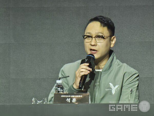 석훈 피디가 강조한 \"득템의 재미, 게임 내 거래소를 보기 위해 접속하는 재미, 함께하는 다른 유저들과 아이템을 거래하는 재미가 \'레전드 오브 이미르\'의 3대 재미\'다. 레전드 오브 이미르 /게임와이 촬영