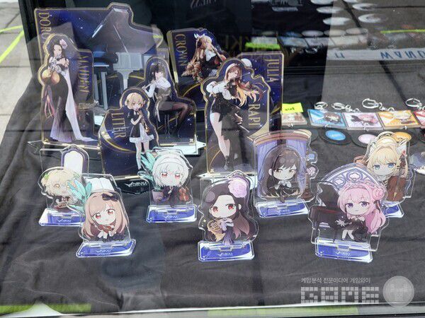 현장에서 볼 수 있었던 니케 오케스트라 굿즈의 샘플 모습 / 게임와이 촬영