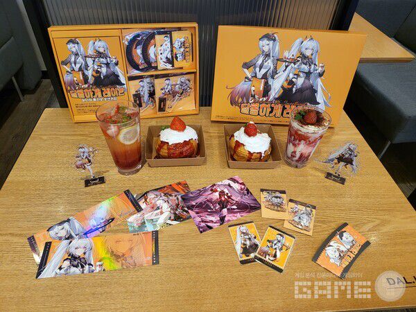 컬래버 메뉴를 구매하면 받을 수 있는 특전과 음식의 모습 / 게임와이 촬영