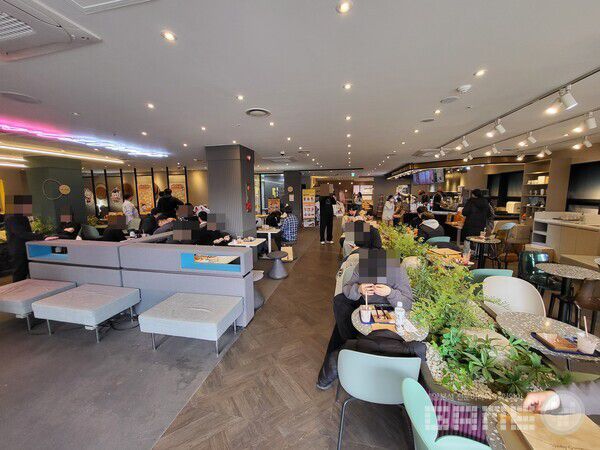 카페에 방문한 이용자는 이정도만 해줘도 고맙다고 말하면서도 굿즈에 대한 아쉬움을 드러냈다 / 게임와이 촬영