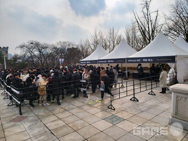 이른 시간부터 오케스트라 굿즈를 사기 위해 많은 인원들이 방문했다 / 게임와이 촬영