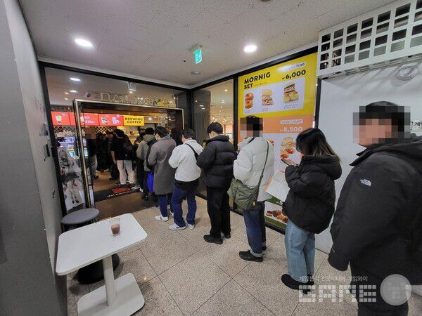 대기열이 외부로 밀릴정도로 정말 많은 사람들이 방문했다 / 게임와이 촬영