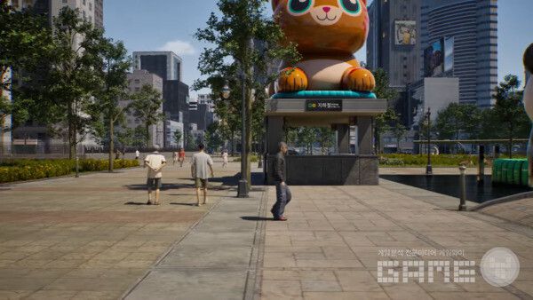 만화처럼 역사 위에 거대한 판다와 고양이 모형이 있다.