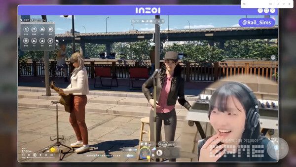 자신의 캐릭터를 보고 즐거워하는 크리에이터. 인조이 /크래프톤