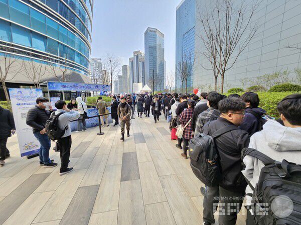 미니게임을 즐기기 위한 대기열이 길게 늘어진 것을 볼 수 있다 / 게임와이 촬영