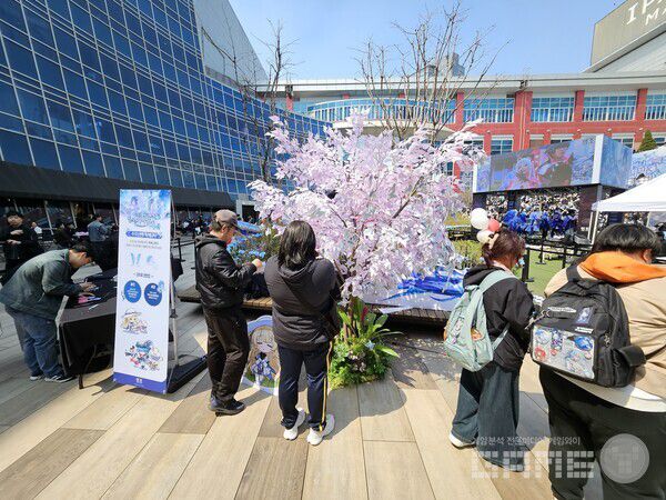 4층 광장으로 들어서면 바로 수호신의 축복나무를 볼 수 있다 / 게임와이 촬영