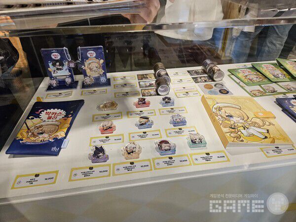 현장에서 구매할 수 있는 굿즈들의 모습, 일부 굿즈들의 경우 입고 후 배송으로 받아볼 수 있다 / 게임와이 촬영